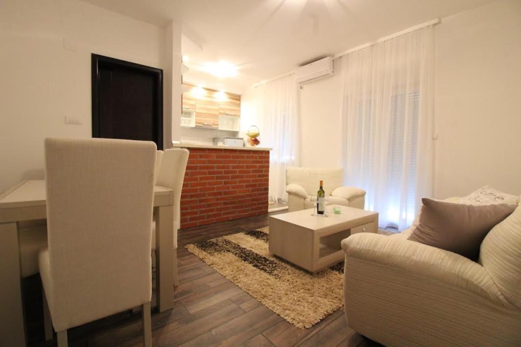 Dubrovnik - Ivanica: “Sunnyhills Apartments” With Pool Værelse billede